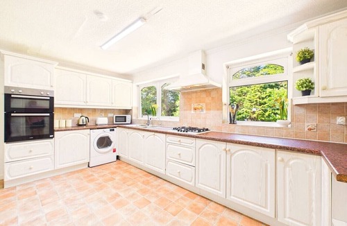 Welford House | NEW! Oadby | 3-Bed Family Home with Parking
