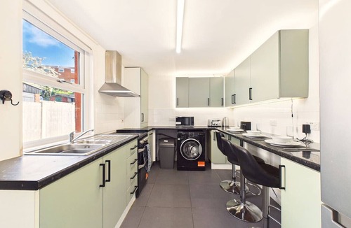Luton House | *NEW* Ridgeway Home | Central | Parking