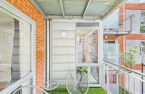 Leabridge Apartment | NEW Stylish Central Apartment by Signature Stays with Balcony & Free Parking