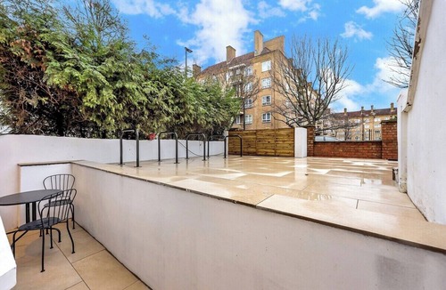 St. George's Apartment | Newly Refurbished 1 Bed Flat Close to Camden!