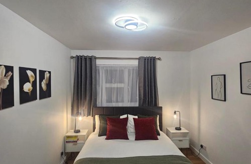 St. Mary's Park Apartment | Newly Refurbished Apartment, Central London, Free Parking & Fast Wi Fi