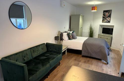 Chorlton-cum-Hardy Apartment | Newly Refurbished Chorlton Studio Easy Tram to Universities & City Centre & Stadiums