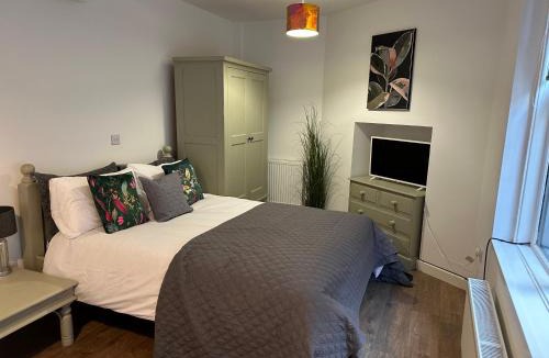 Chorlton-cum-Hardy Apartment | Newly Refurbished Chorlton Studio Easy Tram to Universities & City Centre & Stadiums