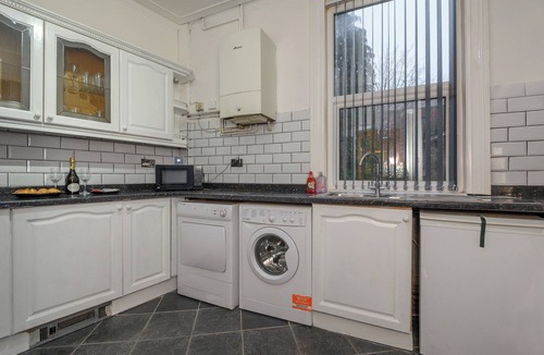 Leeds Apartment | Newly Refurbished Headingley Home + Free Parking - Pass the Keys