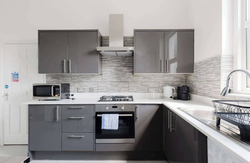Harrow Road Apartment | Newly Renovated 4BDR Home Near Notting Hill