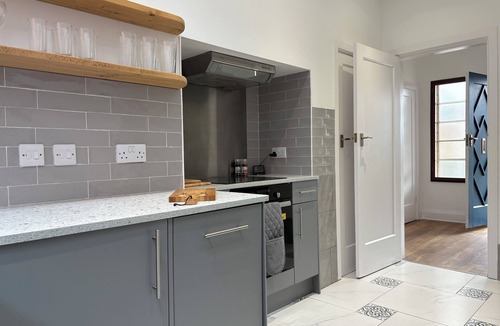 Lincoln House | Newly renovated-Parking-Pet-friendly-Walkable to the Castle, Cathedral & shops