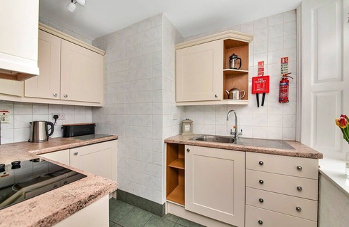 Thirsk Apartment | Nice apartment for 6 guests with hot tub, WIFI, pool and terrace