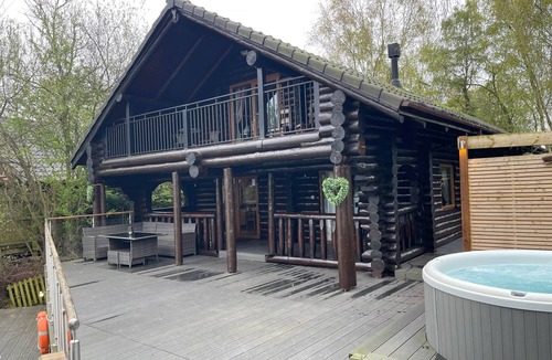 Dogdyke House | Nightingale Lodge, 2 Storey Scandinavian style lodge, Sleeps 8, Hot tub, Huge fishing deck