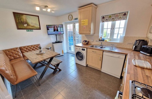 Bletchley House | NightRest Homes 6 Bedroom Short & Long Term Stay