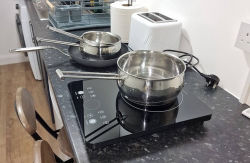 Luton Apartment | NightRest Homes Studio Parking +5 Minutes AirPort