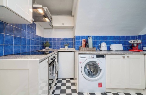 Redcliffe Apartment | Niru Experience Chelsea Oasis with Courtyard