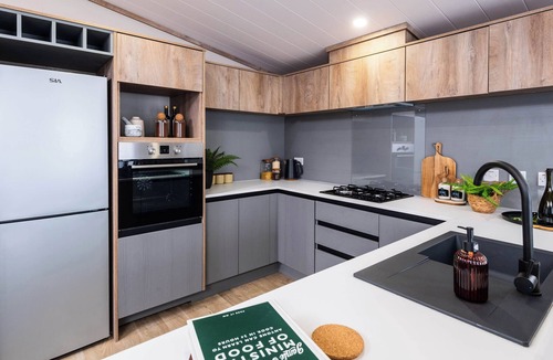 Cotebrook Cottage | NO.11 - CEDAR LODGE, pet friendly, with hot tub in Delamere