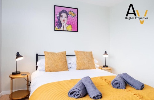 Northampton House | Northampton 2-Bed Home - Free Parking, Garden & Netflix By AV Hughes Properties
