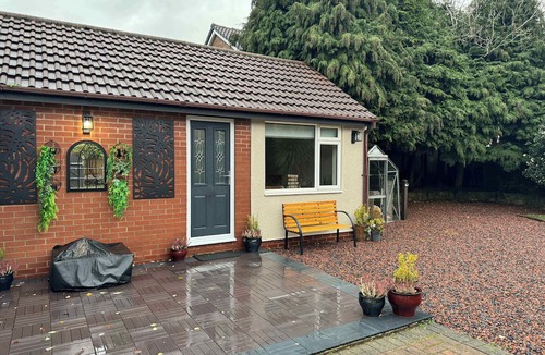 Wickersley House | Northfield 2BDR with Large Drive and Games Room