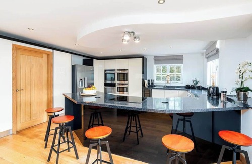 Knowle Sands House | Oak Cottage, 9 Bed, 3 Bathroom Cottage with Games Room. Dog Friendly. Near the NEC & BHX