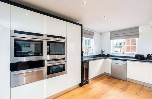 Knowle Sands House | Oak Cottage, 9 Bed, 3 Bathroom Cottage with Games Room. Dog Friendly. Near the NEC & BHX