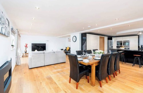 Knowle Sands House | Oak Cottage, 9 Bed, 3 Bathroom Cottage with Games Room. Dog Friendly. Near the NEC & BHX
