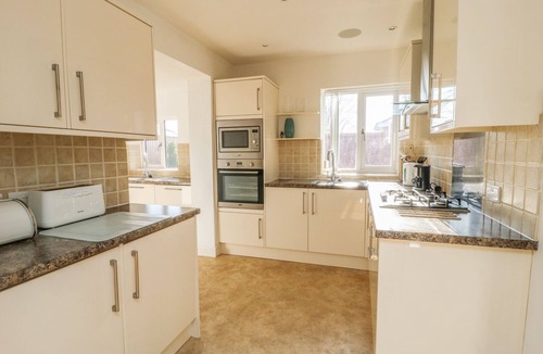 Pocklington Cottage | OLD ORCHARD COTTAGE, pet friendly, with a garden in Allerthorpe