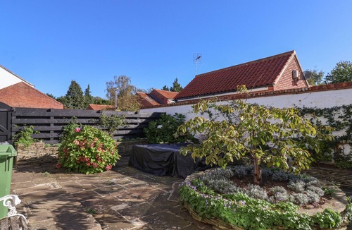 York Cottage | OLD ROOST FARMHOUSE, family friendly, with a garden in York