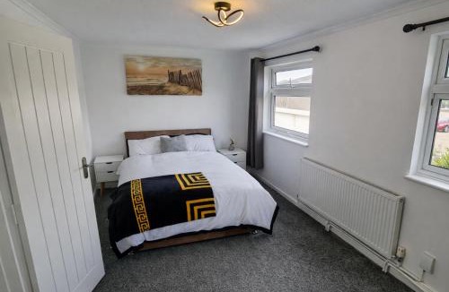 South Ockendon Apartment | Onyx Place Spacious 3BR Home l Fast London Commute l Parking