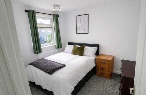 South Ockendon Apartment | Onyx Place Spacious 3BR Home l Fast London Commute l Parking
