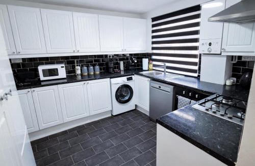 South Ockendon Apartment | Onyx Place Spacious 3BR Home l Fast London Commute l Parking