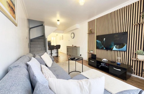 Cray Valley East Apartment | Orpington Cozy Hideaway 2 Bedroom apartment with garden and free Parking