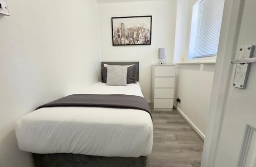 Cray Valley East Apartment | Orpington Cozy Hideaway 2 Bedroom apartment with garden and free Parking