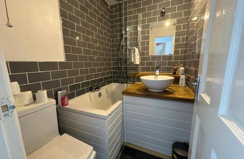 Cray Valley East Apartment | Orpington Cozy Hideaway 2 Bedroom apartment with garden and free Parking