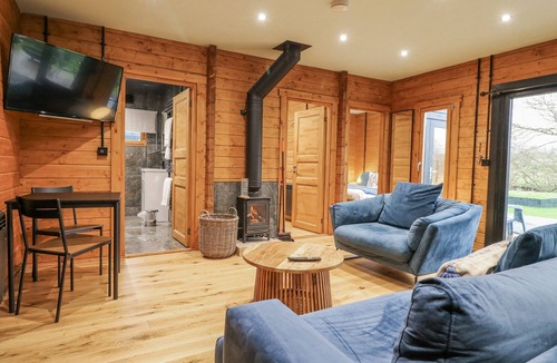 South Luffenham Cottage | OTTER'S VIEW, pet friendly, with hot tub in Edith Weston