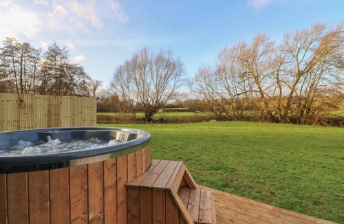 South Luffenham Cottage | OTTER'S VIEW, pet friendly, with hot tub in Edith Weston