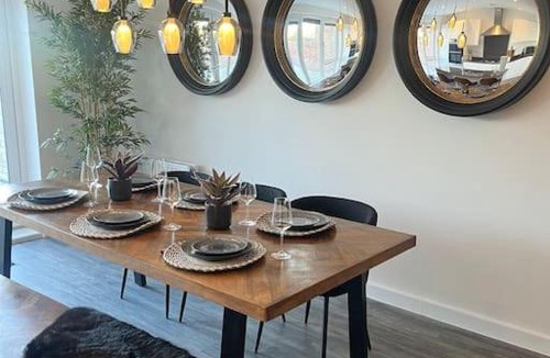 Milton Keynes Apartment | Outstanding 4-Bedroom Town House By Valore Property Services