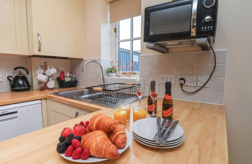 Kirby Misperton Cottage | OVERCARR COTTAGE, pet friendly, with hot tub in Pickering