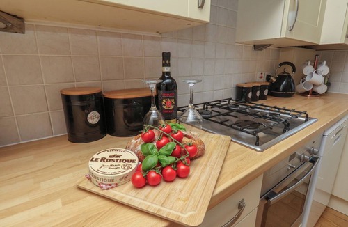 Kirby Misperton Cottage | OVERCARR COTTAGE, pet friendly, with hot tub in Pickering