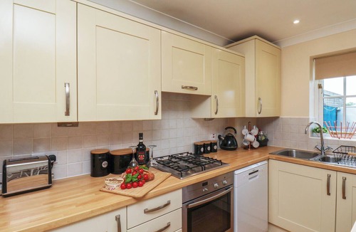 Kirby Misperton Cottage | OVERCARR COTTAGE, pet friendly, with hot tub in Pickering