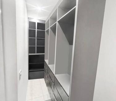 Milton Keynes House | Oxley Comfy House Milton Keynes- Contractors 1st Choice Spacious 6 Bedrooms Group Trips & Weekend Stays Sleeps 14 Free Parking Milton Keynes - Near M1 J14
