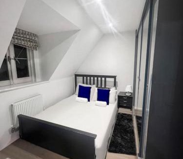 Milton Keynes House | Oxley Comfy House Milton Keynes- Contractors 1st Choice Spacious 6 Bedrooms Group Trips & Weekend Stays Sleeps 14 Free Parking Milton Keynes - Near M1 J14