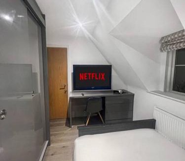Milton Keynes House | Oxley Comfy House Milton Keynes- Contractors 1st Choice Spacious 6 Bedrooms Group Trips & Weekend Stays Sleeps 14 Free Parking Milton Keynes - Near M1 J14