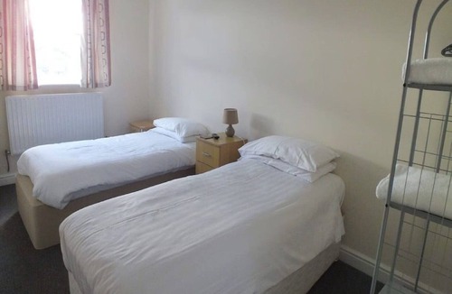 Bournemouth City Centre Hotel | OYO Lodge Bournemouth Standard Family of 3 Room