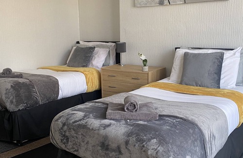 Redcar Bed & Breakfast | OYO Tudor Lodge - Redcar Beach