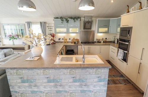 Tattershall Cottage | P AND M LUXURY LODGE BR15, pet friendly, with hot tub in Tattershall
