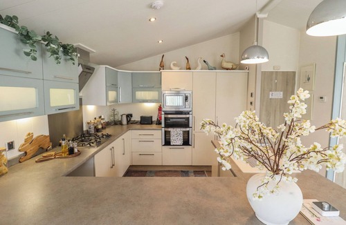 Tattershall Cottage | P AND M LUXURY LODGE BR15, pet friendly, with hot tub in Tattershall