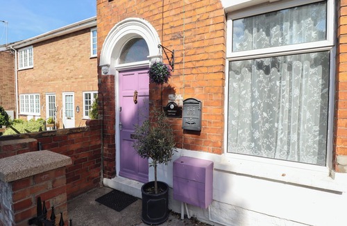 Louth Cottage | PANKHURST COTTAGE, pet friendly, with a garden in Louth