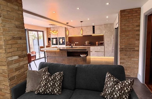 Solihull House | Park Views-Huge Parking - Stunning Huge 5 Bedroom House in the heart of Solihull