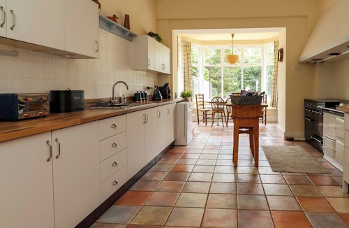 Barlaston Cottage | PARKFIELDS HOUSE, pet friendly, with pool in Barlaston