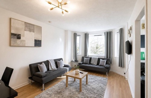 Restalrig Apartment | Parking|Sleeps 8| 3 Bedroom House| City Centre