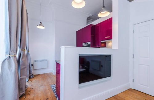 Hull Old Town Apartment | Parliament St Apt 2 - Central Hull - Sleeps 4