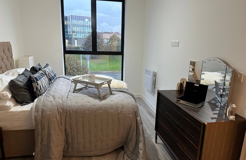 Vauxhall Apartment | Pass the Keys | Elegant 2 Bed Liverpool Flat inc Balcony Sleeps 4