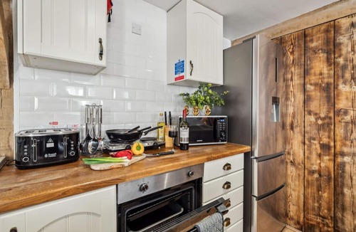 New Forest District House | Peaceful barn stay near Lymington with private garden
