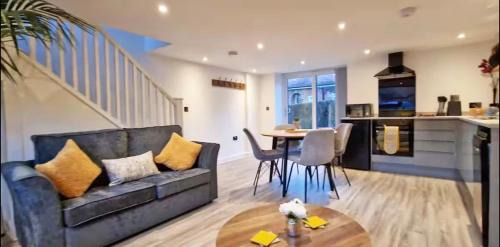 Ilkeston Apartment | Peaceful Derbyshire Cottage with stunning views